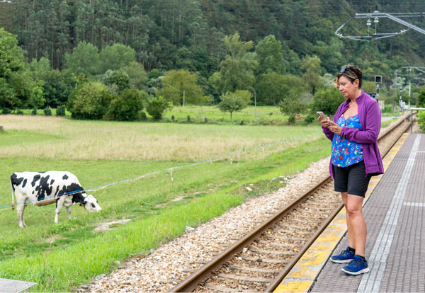 Femme qui laisse passer le train